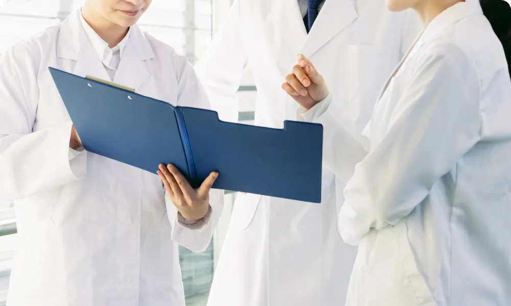 最新の医療機器による安全で精密な手術