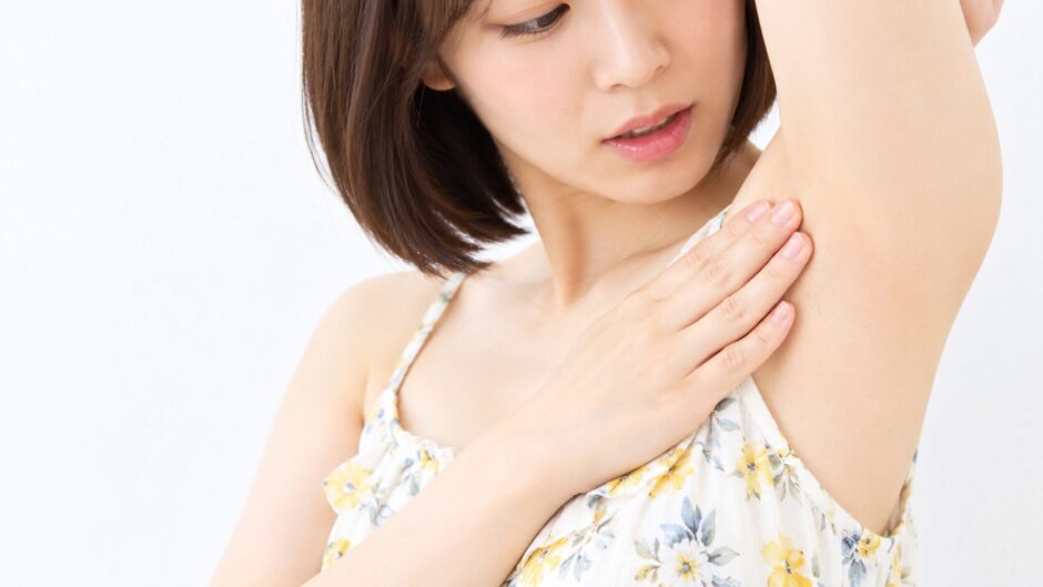 自分の脇に触れている女性