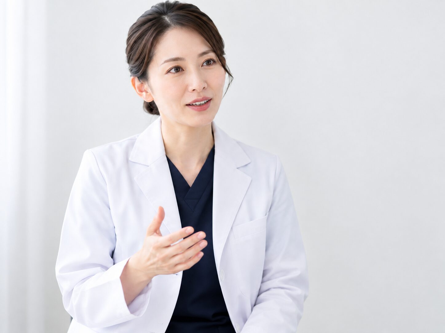 説明を行う女性医師