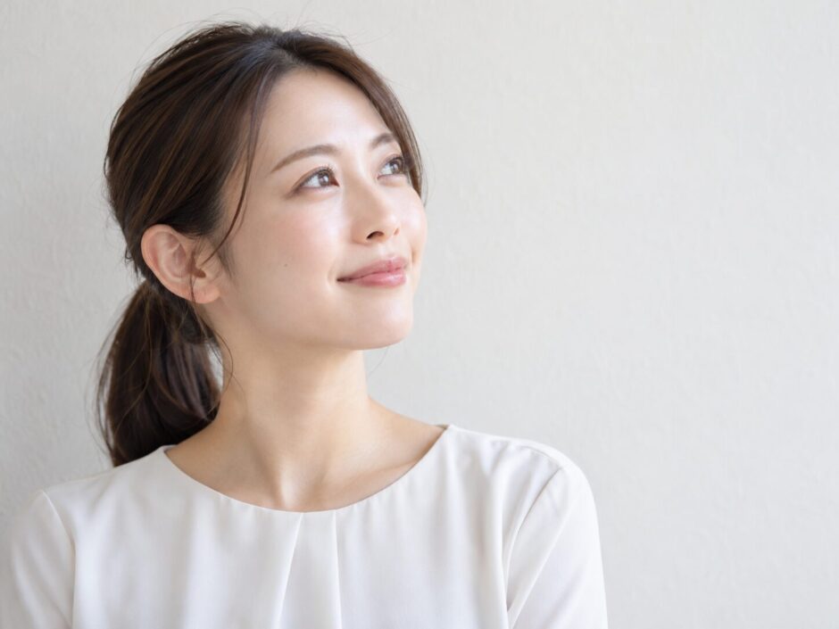 遠くを見て微笑む女性